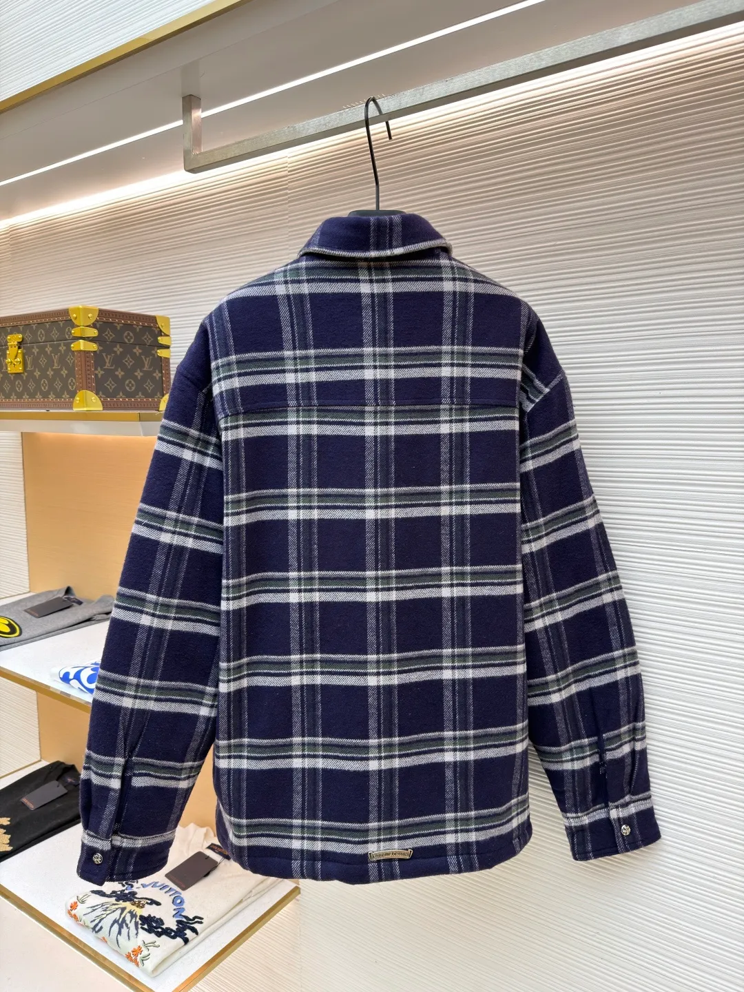 Chrome Hearts Contrast Checkered Lapel Shirt Jacket ●Item No.: 1682307-C05 ●Fabric: Cotton Fabric ●Technology: Made on Positioning Cutting Machine ●Color: Blue and White Plaid ●Version: Fitted ●Weight: Approximately 1030g ●Size: S-M-L-XL ●Description: This Louis Vuitton plaid shirt-style jacket is made of high-count wool blended brushed fabric imported from Italy. It is woven into a classic blue, white and green plaid pattern through yarn-dyed jacquard technology. The yarn is first dyed and then woven to ensure that the plaid color is clear and not easy to fade. The fabric has been pre-shrunk, and the shrinkage rate is controlled within 1%. The body pieces are cut using laser positioning, and the check pattern alignment error does not exceed 0.3cm. The double patch pockets on the front are sewn with welted three-dimensional sewing technology, and the edges of the pockets are padded for a crisper shape. The placket is equipped with custom metal engraved snap buttons, which accurately echo the plaid pattern of the body; the shoulders are made of seamless epaulette splicing technology, and the wiring is smooth and seamless. The double-needle locking technology on the cuffs and hem enhances durability. The overall stitch length is maintained at 7 needles per centimeter, and the wiring is even and smooth. The lining is made of breathable cotton and linen blended materials, taking into account texture and wearing comfort, fully demonstrating the brand's exquisite clothing technology. The overall wiring is straight and delicate, the fabric is comfortable and soft, and the color is consistent without color difference. It can be matched with the same style to create a fashionable look and control various occasions. Customized accessories, complete with three standards, same style for men and women!